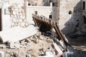 Suriyelilerin oturduğu ev &ccedil;&ouml;kt&uuml;: 8 kişi yaralandı