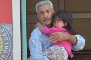 Dalından 2 zeytin koparan kızını &ouml;ld&uuml;resiye d&ouml;vd&uuml;