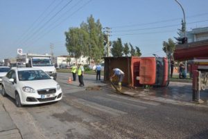 Kırmızı ışıkta beklerken damperi a&ccedil;ılan kamyon devrildi