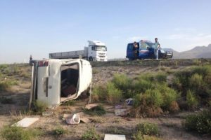 Minib&uuml;s şarampole yuvarlandı: 8 yaralı