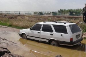 Polisten ka&ccedil;arken &ccedil;amura saplandılar