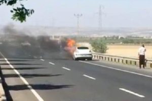 Seyir halindeki otomobil alev alev yandı