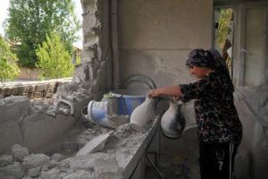 Y&uuml;ksekovalılar yıkık evlerinde sağlam malzeme arıyor