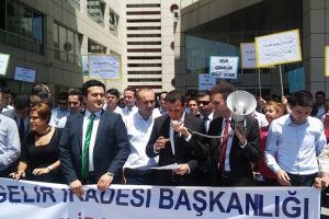 Gelir uzmanlarından İstanbul Vergi Dairesi &ouml;n&uuml;nde eylem