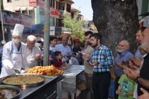 Bursa'da &ccedil;arşı esnafı lokma dağıttı