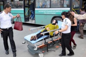 Halk otob&uuml;s&uuml;nde d&uuml;şen 8 aylık hamile kadın, hastaneye yetiştirildi