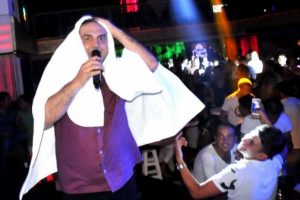 Arto şarkılarıyla coşturdu, şakalarıyla g&uuml;ld&uuml;rd&uuml;