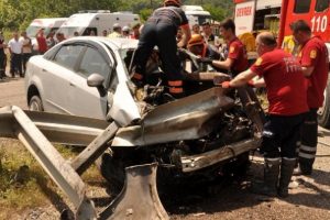 Bariyere 'ok' gibi saplanan otomobilin s&uuml;r&uuml;c&uuml;s&uuml; &ouml;ld&uuml;