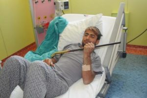 G&ouml;ğs&uuml;nden girip, sırtından &ccedil;ıkan demir ameliyatla &ccedil;ıkarıldı