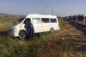 Minib&uuml;s tarlaya u&ccedil;tu: 1 &ouml;l&uuml;, 13 yaralı