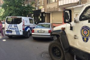 Alacak verecek kavgasında silahlar konuştu: 2 yaralı