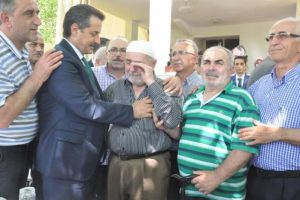 Bakan &Ccedil;elik akrabasının cenazesine katıldı