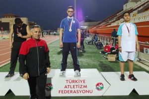 Bursalı g&ouml;rme engelli sporcular atletizmde rekor kırdı