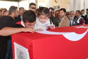 Şehidi 4 yaşındaki kızı &ouml;perek uğurladı