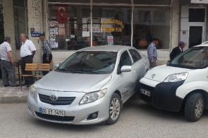 El freni &ccedil;ekilmeyen otomobil kahvehane &ouml;n&uuml;nde oturanlara &ccedil;arptı
