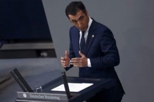 T&uuml;rk vekil &Ouml;zdemir Ermeni rozetiyle konuştu