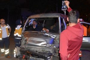 Minib&uuml;ste sıkışan yaralı s&uuml;r&uuml;c&uuml; 'Telefonum nerede?' diye sordu