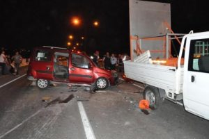 Hafif ticari ara&ccedil;, uyarı levhası taşıyan kamyonete &ccedil;arptı: 1 &ouml;l&uuml;, 1 yaralı