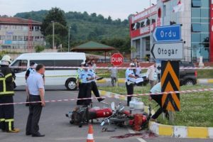 İki motosiklet &ccedil;arpıştı: 1 &ouml;l&uuml;, 1 yaralı
