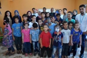 Suriyeli &ccedil;ocukları sokaklardan kurtarıyorlar