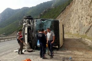 Antalya'da yolcu otob&uuml;s&uuml; devrildi: 10 yaralı
