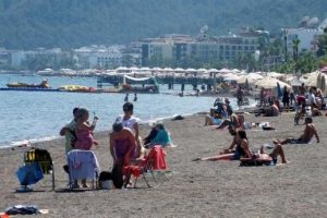 Ramazan &ouml;ncesi plajlara yerli turist akını