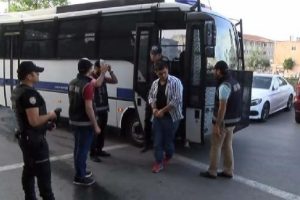 G&ouml;&ccedil;men ka&ccedil;ak&ccedil;ılığı operasyonu: 13 g&ouml;zaltı