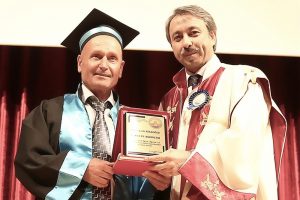 62 yaşında 3. &uuml;niversitesini bitirdi: Hem de birincilikle