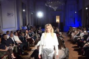 Şehit ve gazi aileleri i&ccedil;in İngiliz Sarayı'nda defile