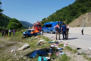 Memlekete d&ouml;n&uuml;ş yolunda kaza: 1 &ouml;l&uuml;, 2 yaralı