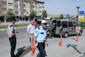 AVM &ouml;n&uuml;nde ş&uuml;pheli paket tatbikatı