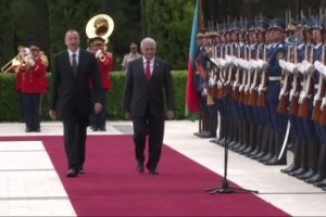 Başbakan Yıldırım Azerbaycan'da resmi t&ouml;renle karşılandı