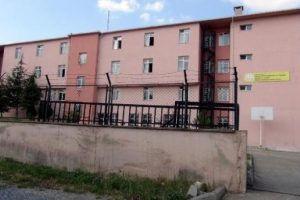 Pansiyon g&ouml;revlisi &ouml;ğrencilere tacizden tutukladı