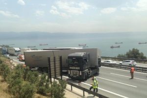 TIR'ı tamir etmeye &ccedil;alışırken altında kalan s&uuml;r&uuml;c&uuml;n&uuml;n bacağı par&ccedil;alandı
