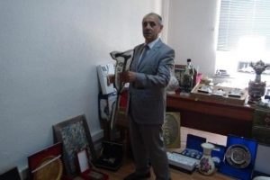 Merkeze alınan vali, hediyeleri sergileyip bıraktı