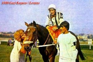 Efsane jokey Kadir Altın&ouml;z 68 yaşında pistte