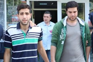 Eniştelerini bı&ccedil;akla yaralayan 2 kardeş tutuklandı