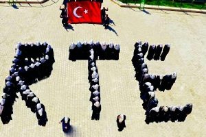 İmam hatip &ouml;ğrencileri harf gibi dizilerek R.T.E. yazdı