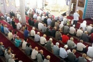 Nusaybin'de cuma namazı ve alışveriş i&ccedil;in sokağa &ccedil;ıkma izni