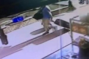 Atalay Filiz'in İzmir'de bavullarla y&uuml;r&uuml;rken g&ouml;r&uuml;nt&uuml;leri ortaya &ccedil;ıktı