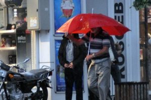 Yağmur ve dolu  vatandaşlara zor anlar yaşattı