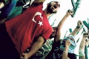 Bingazi rezaleti! Ter&ouml;riste T&uuml;rk bayrağı giydirdiler!
