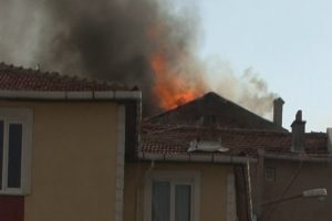 Yıldırım d&uuml;şen &ccedil;atı alevlere b&uuml;r&uuml;nd&uuml;!