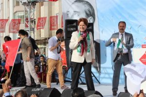 Akşener'in dili s&uuml;r&ccedil;t&uuml;, "militan" dedi ardından &ouml;z&uuml;r diledi