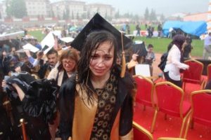 Mezuniyet t&ouml;reninde &ouml;ğrencilere dolu s&uuml;rprizi!