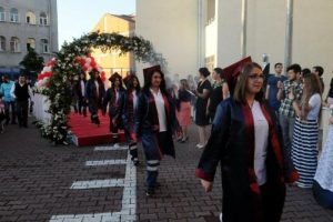 Bağcılar Aydın Doğan Mesleki ve Teknik Anadolu Lisesi'nde mezuniyet sevinci yaşandı