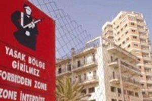 Sırt &ccedil;antasıyla askeri alana girince ortalık karıştı!