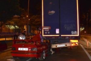 Bursa'da otomobil tıra &ccedil;arptı: 2 yaralı