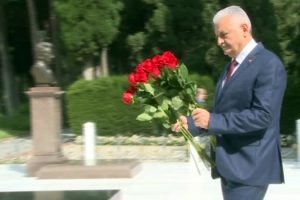 Binali Yıldırım Aliyev'in kabrini ziyaret etti