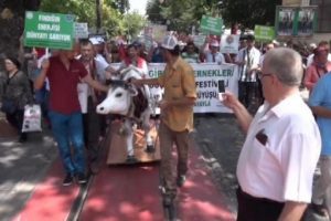 Bursa'da maket ineği g&ouml;ren selfi &ccedil;ekmek i&ccedil;in yarıştı